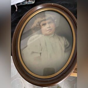 Vintage Victorian Wooden Oval Wall Frame 
9x12